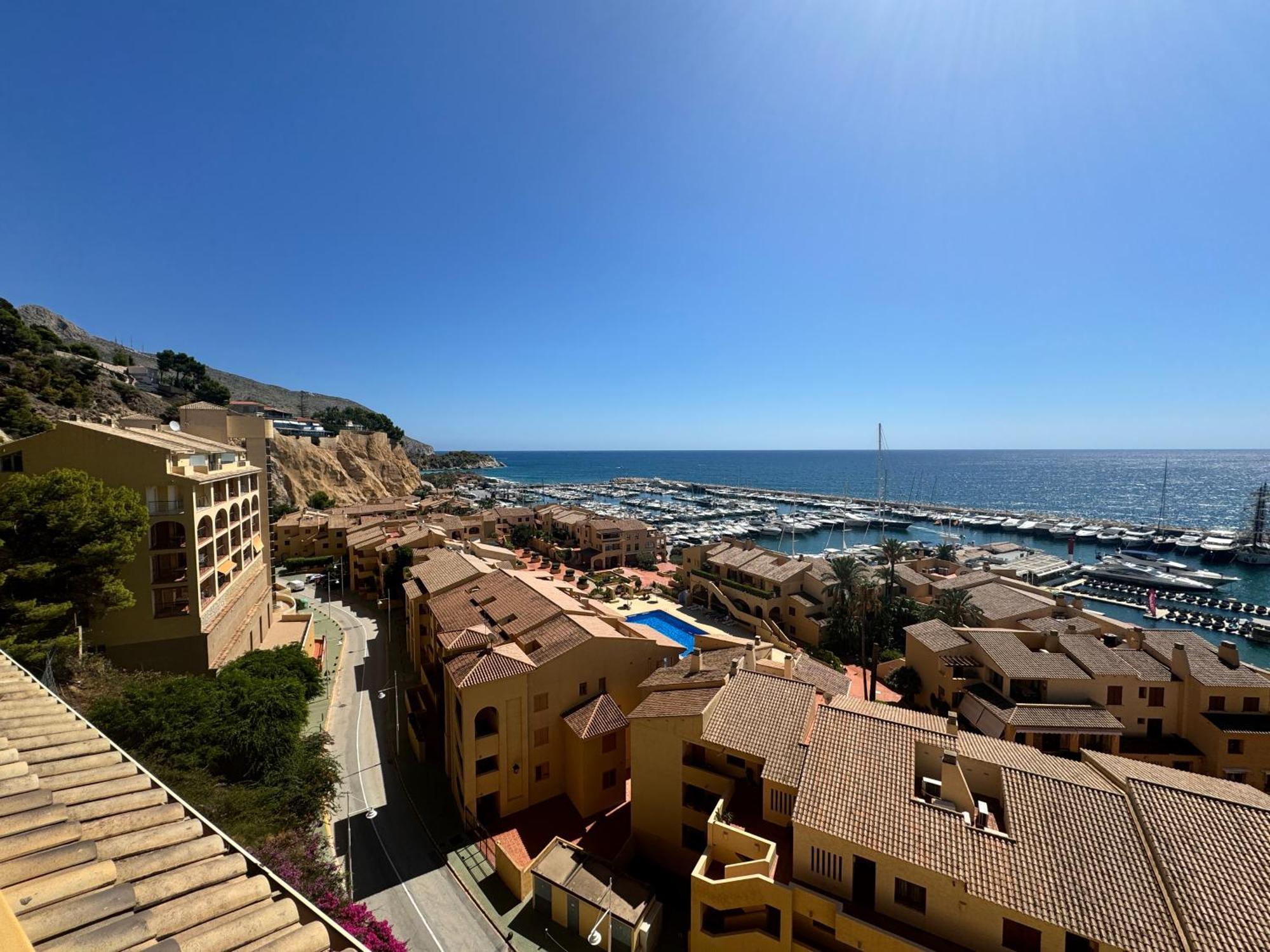 Sunrise Beachfront Apartment By The Marina Алтеа Екстериор снимка