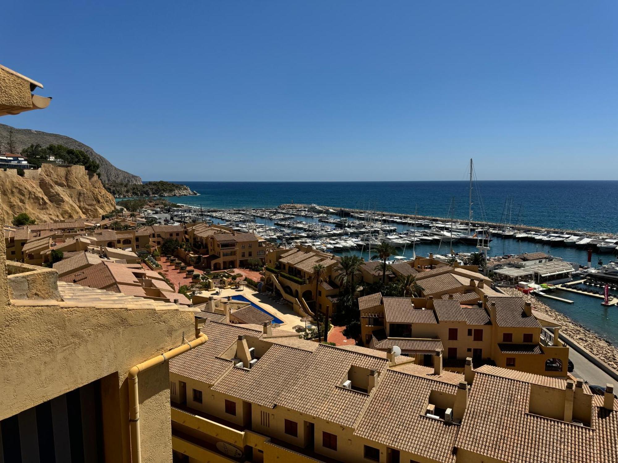 Sunrise Beachfront Apartment By The Marina Алтеа Екстериор снимка